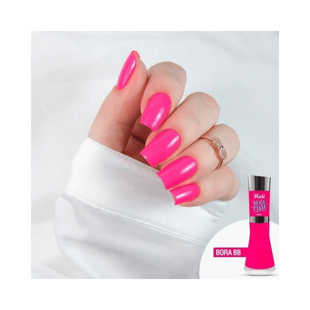 Unhas pintadas com Esmalte Nati To Na Pista Bora BB mostrando acabamento brilhante