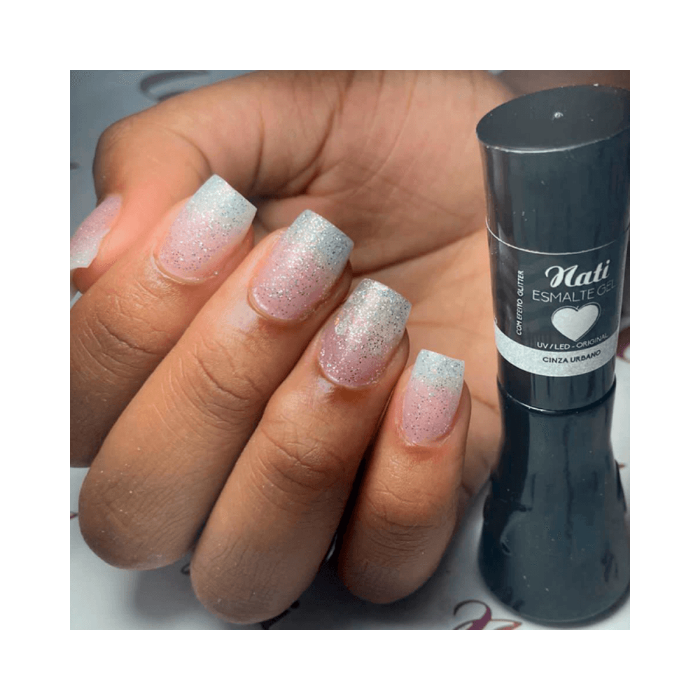 Unhas pintadas com Esmalte Nati Gel Cinza Urbano mostrando brilho