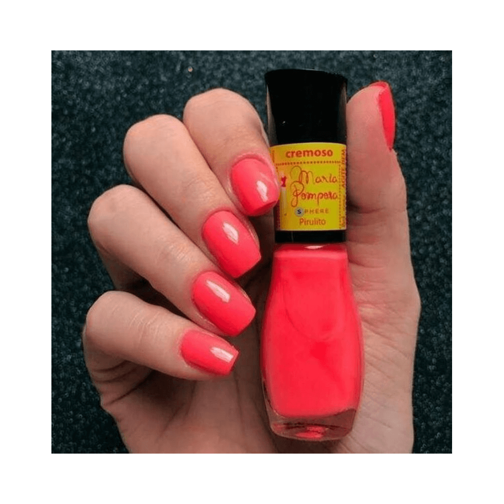 Mão segurando Esmalte Mohda Maria Pomposa Neon Pirulito com unhas pintadas