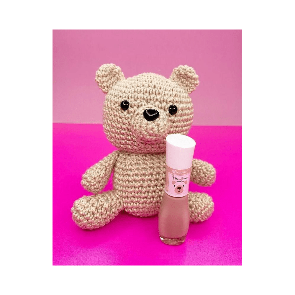 Esmalte Mohda Maria Pomposa Abraço de Urso ao lado de ursinho bege — apresentação lúdica do produto