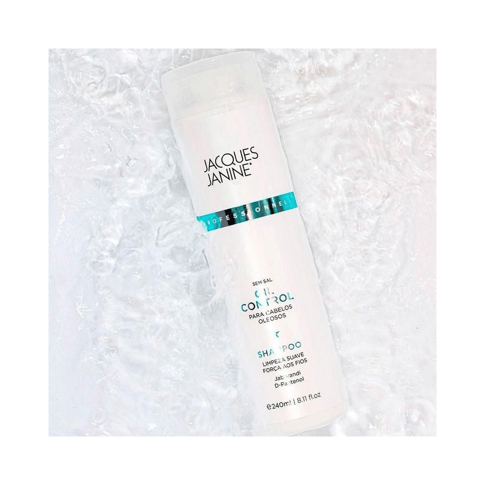 Shampoo Jacques Janine Oil Control 240ml em cena aquática com respingos de água