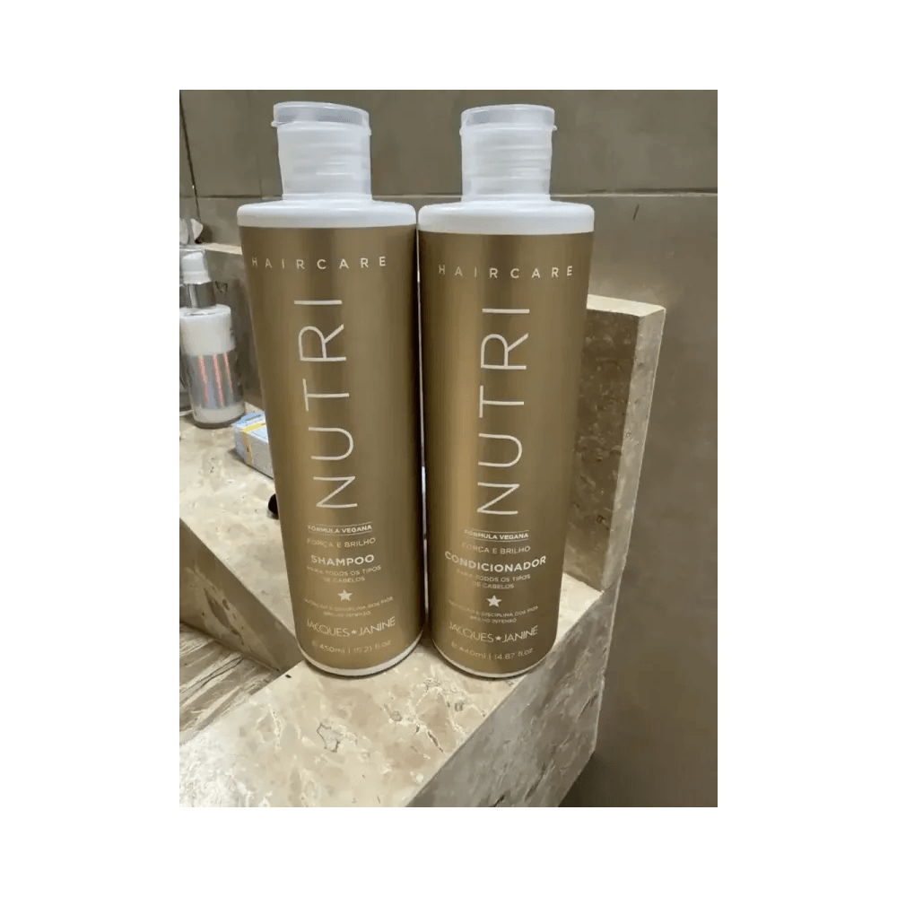 Kit Nutri Jacques Janine em bancada de mármore - destaque para embalagens douradas