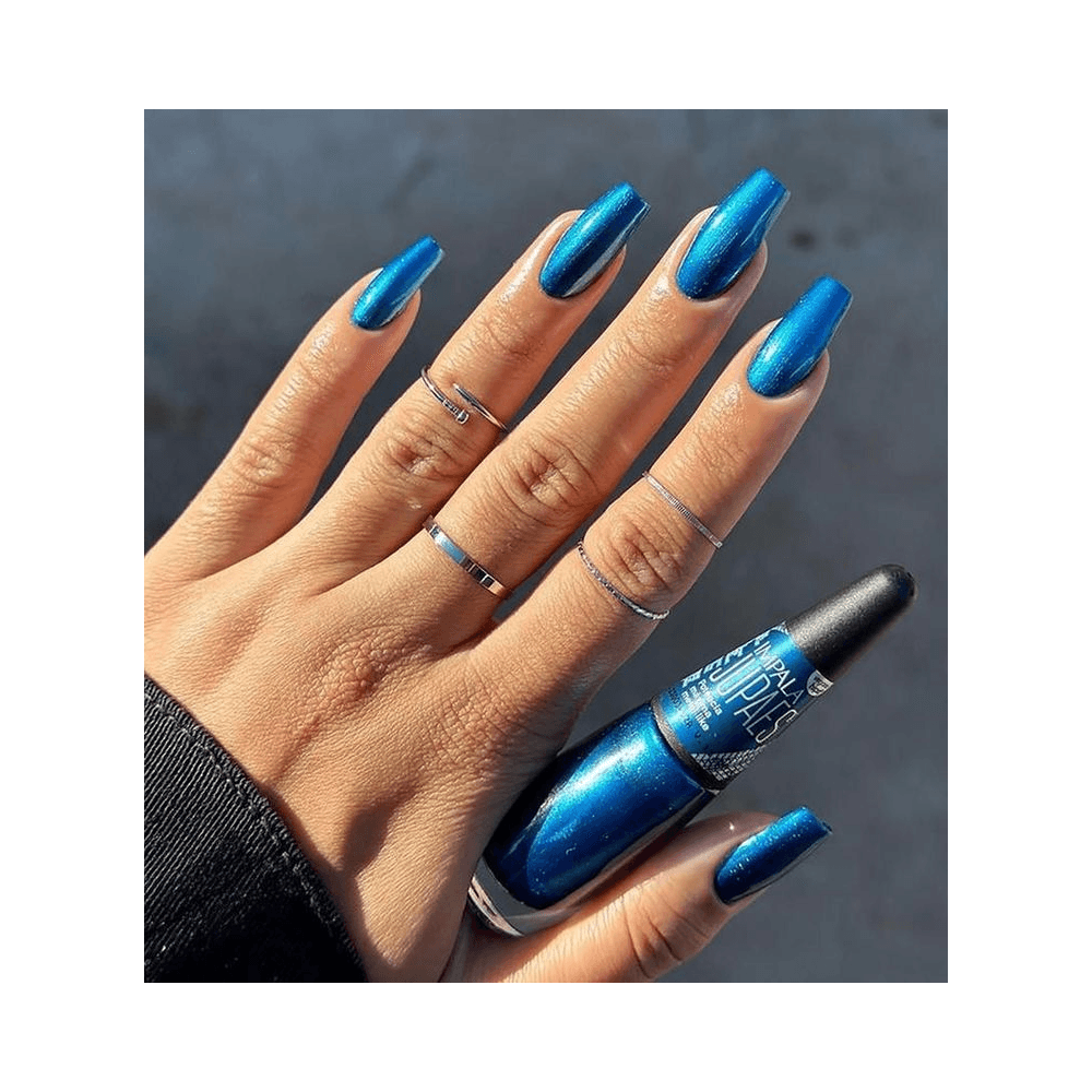 Unhas esmaltadas em azul metálico mostrando brilho e cobertura