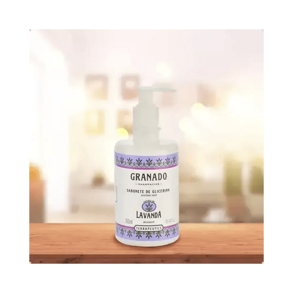 Frasco Granado Lavanda 300ml sobre superfície de madeira