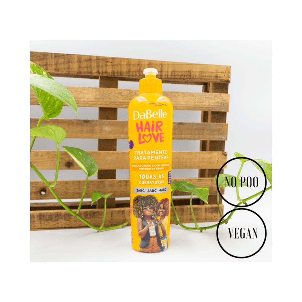 Creme DaBelle Hair Love 400g em cena natural com selo No Poo e Vegan