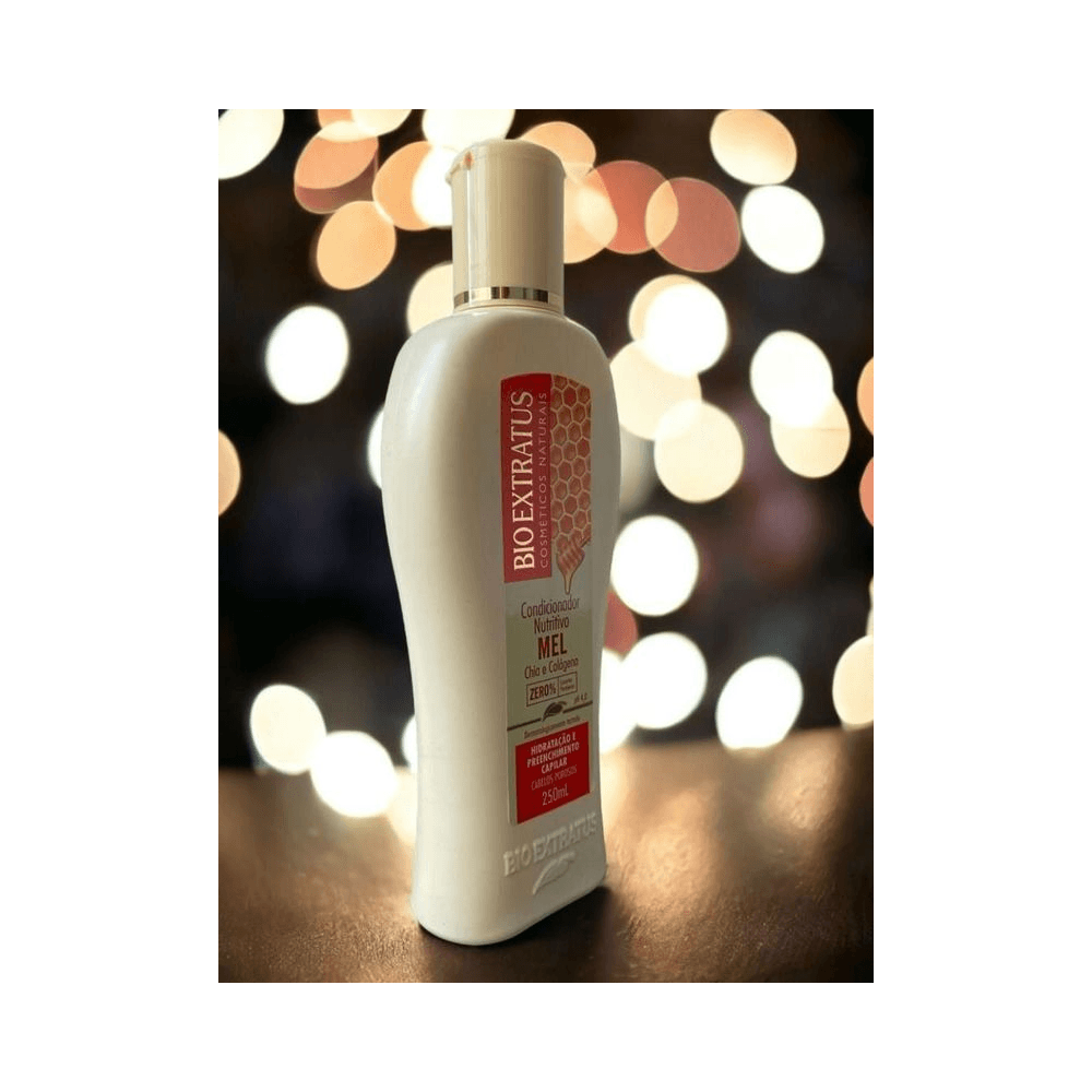 Close lateral do Condicionador Bio Extratus Mel 250ml com destaque no favo de mel
