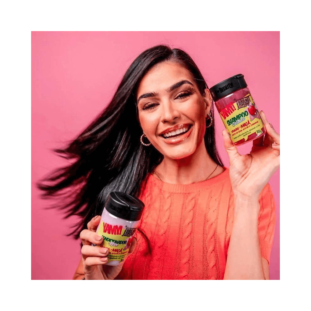 Modelo segurando frascos do Shampoo Cintilante Yamy