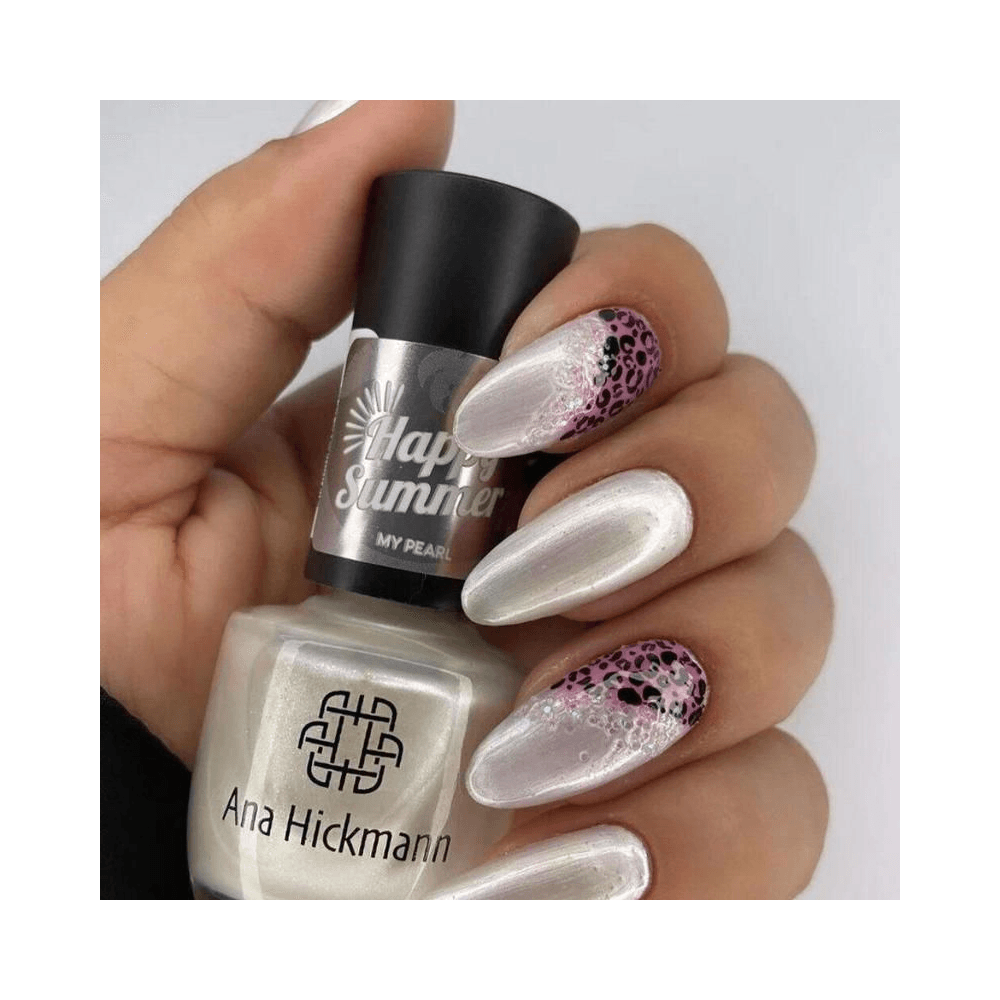 Esmalte Ana Hickmann My Pearl aplicado nas unhas demonstrando efeito perolado