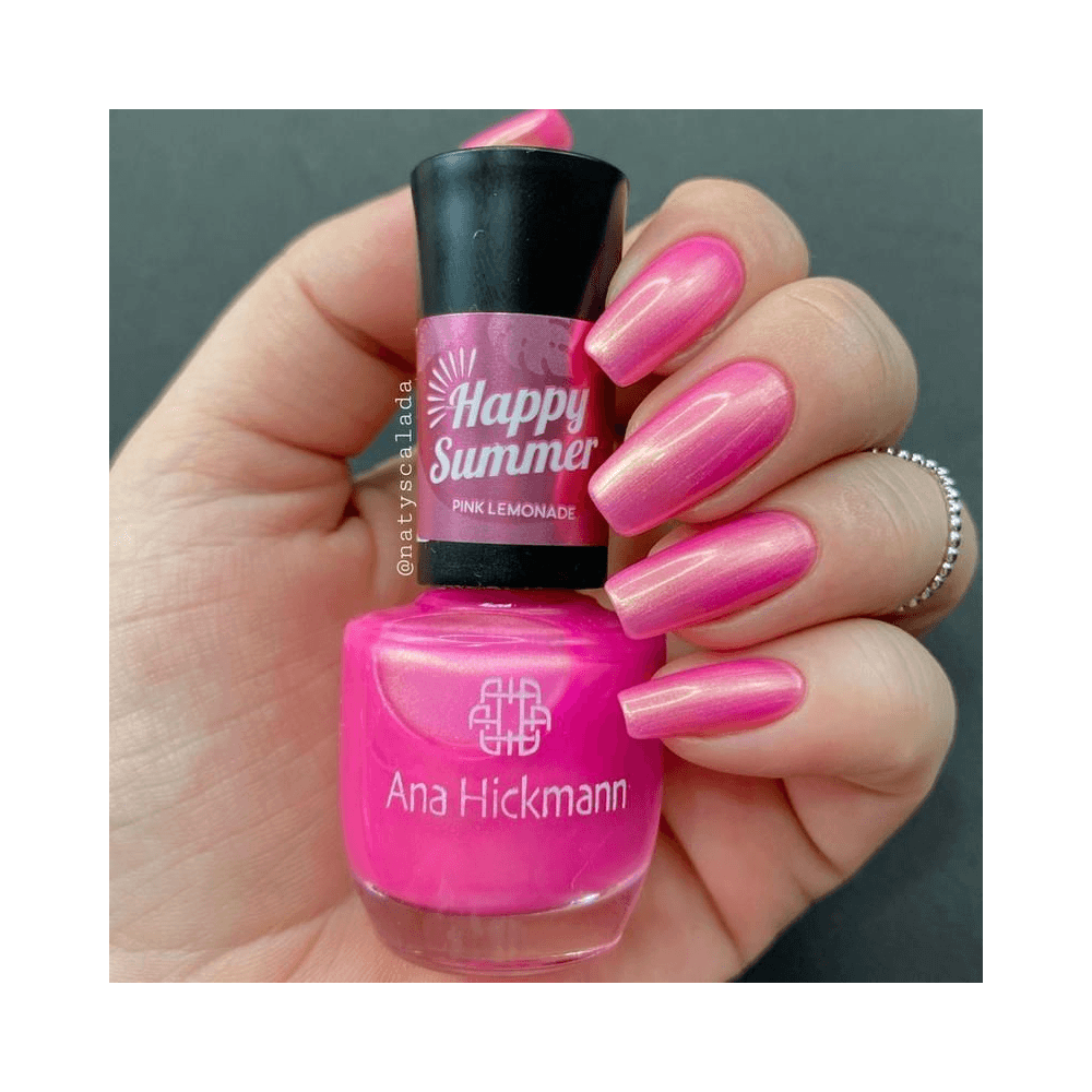 Mão com unhas pintadas de Pink Lemonade mostrando cobertura e brilho