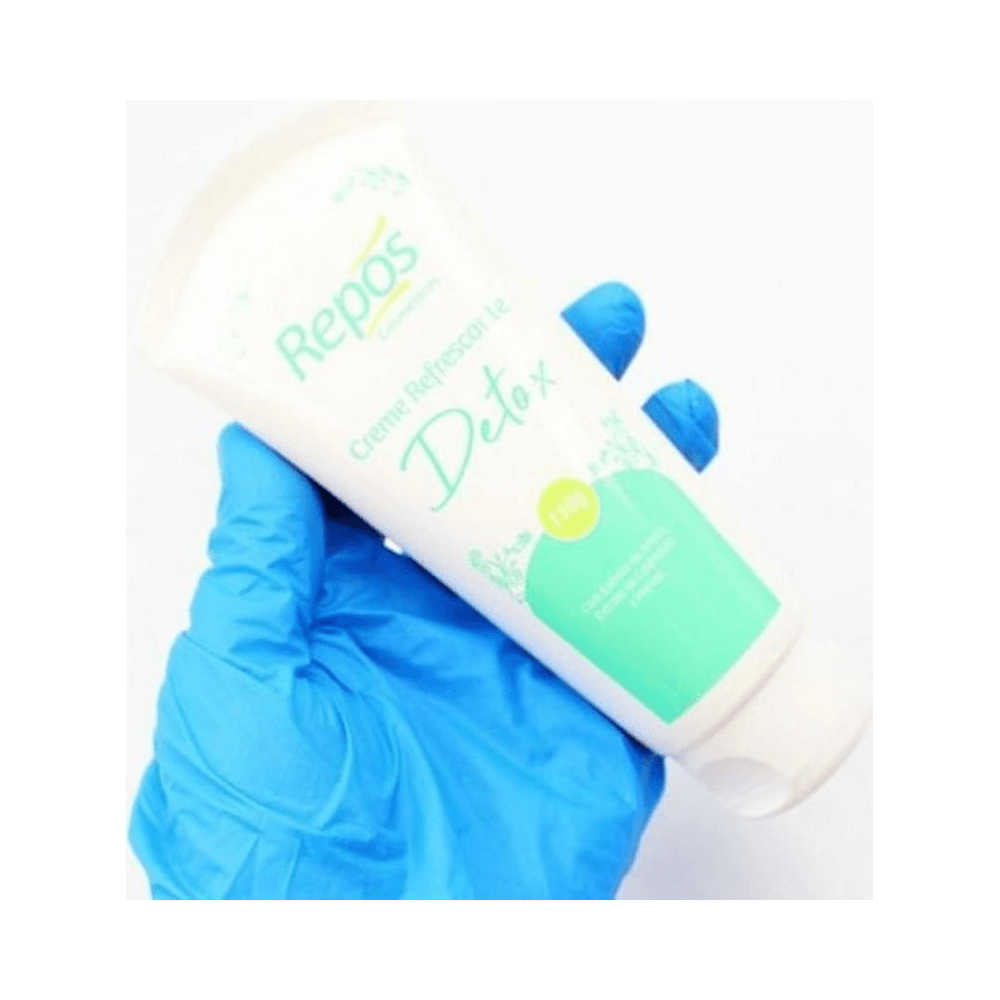 Tubo do Creme Refrescante Detox Repos 110g segurado para demonstrar uso e tamanho