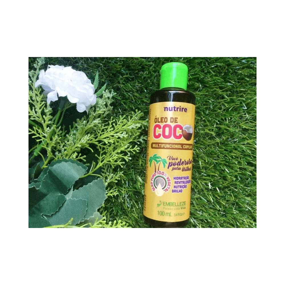 Frasco do óleo capilar Novex Nutrire Óleo de Coco sobre grama artificial