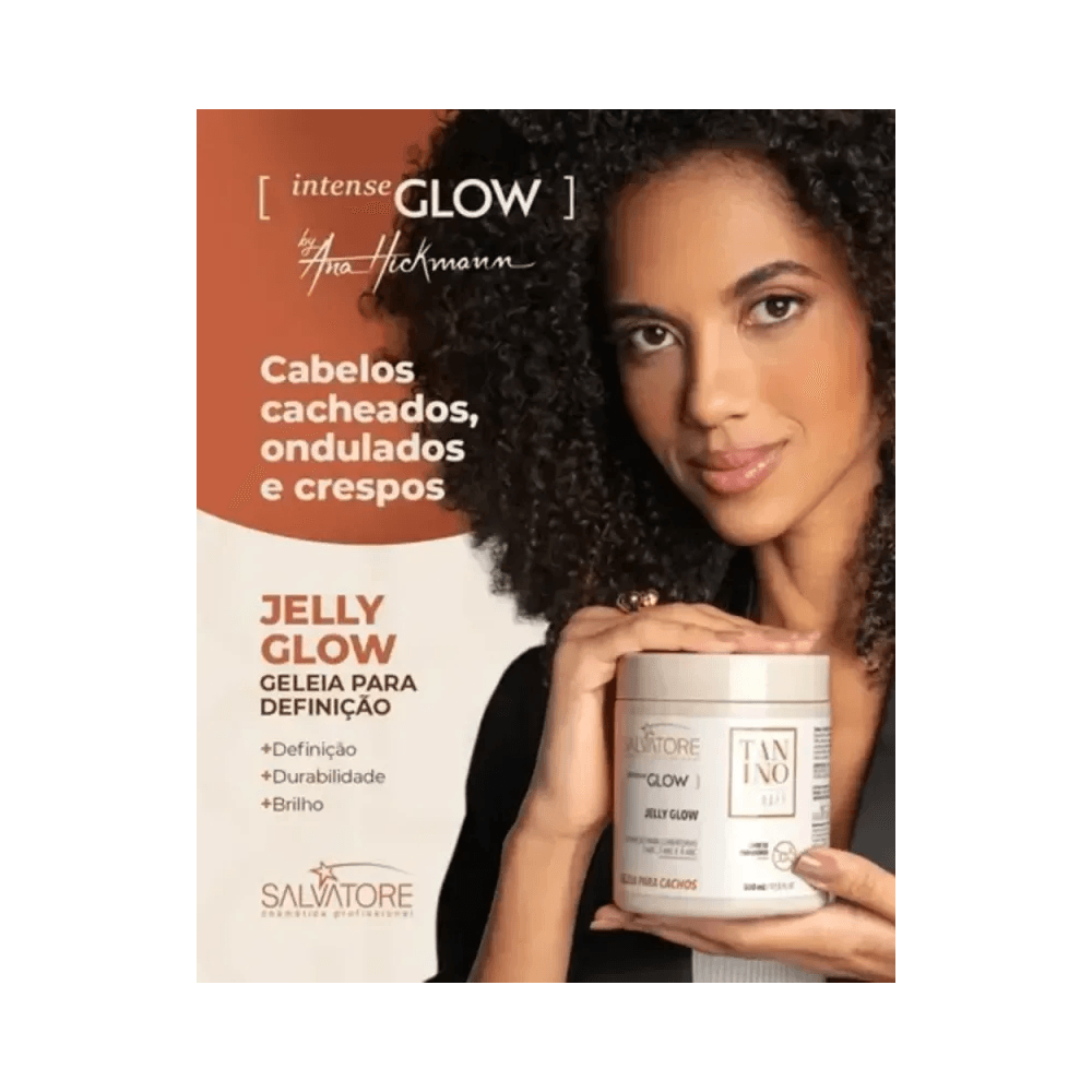 Modelo com cabelos cacheados segurando a Geleia Jelly Glow - destaque para definição e brilho