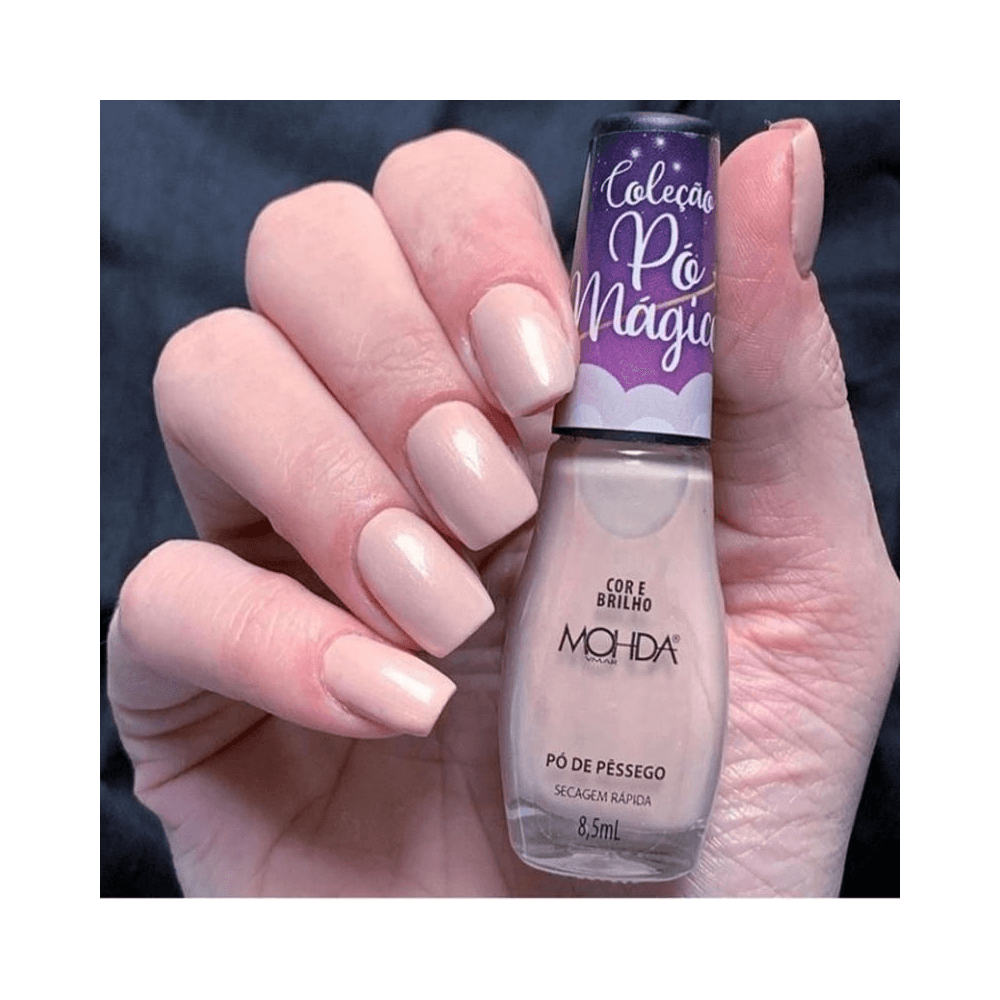 Mão com unhas pintadas com o Esmalte Mohda Pó de Pêssego