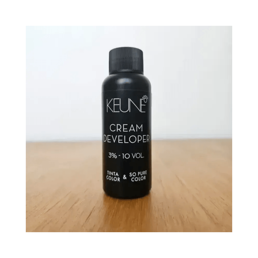 Frasco Keune 10 Volumes sobre superfície de madeira - embalagem 60ml