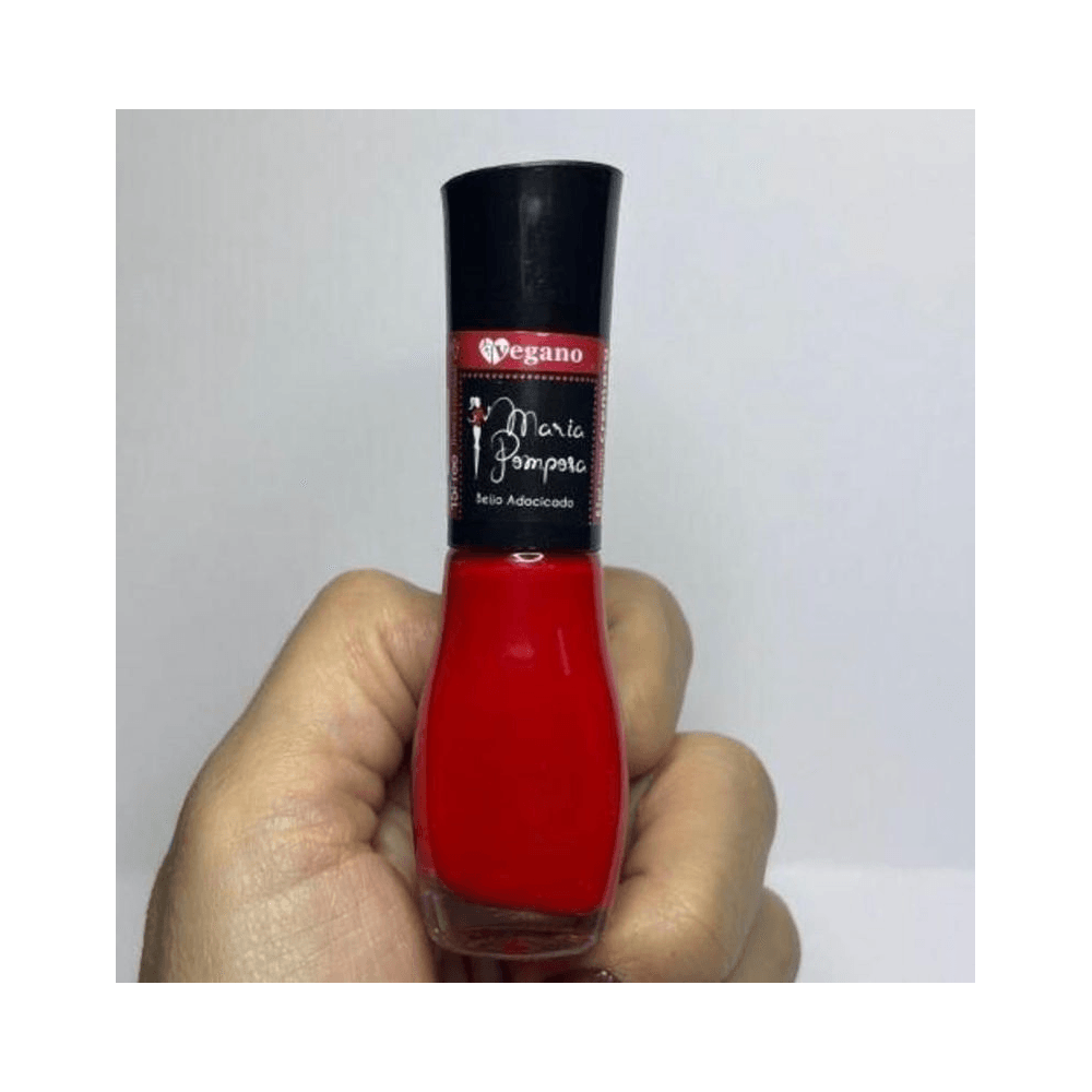 Esmalte Mohda Beijo Adocicado segurado por uma mão, mostrando tom cremoso