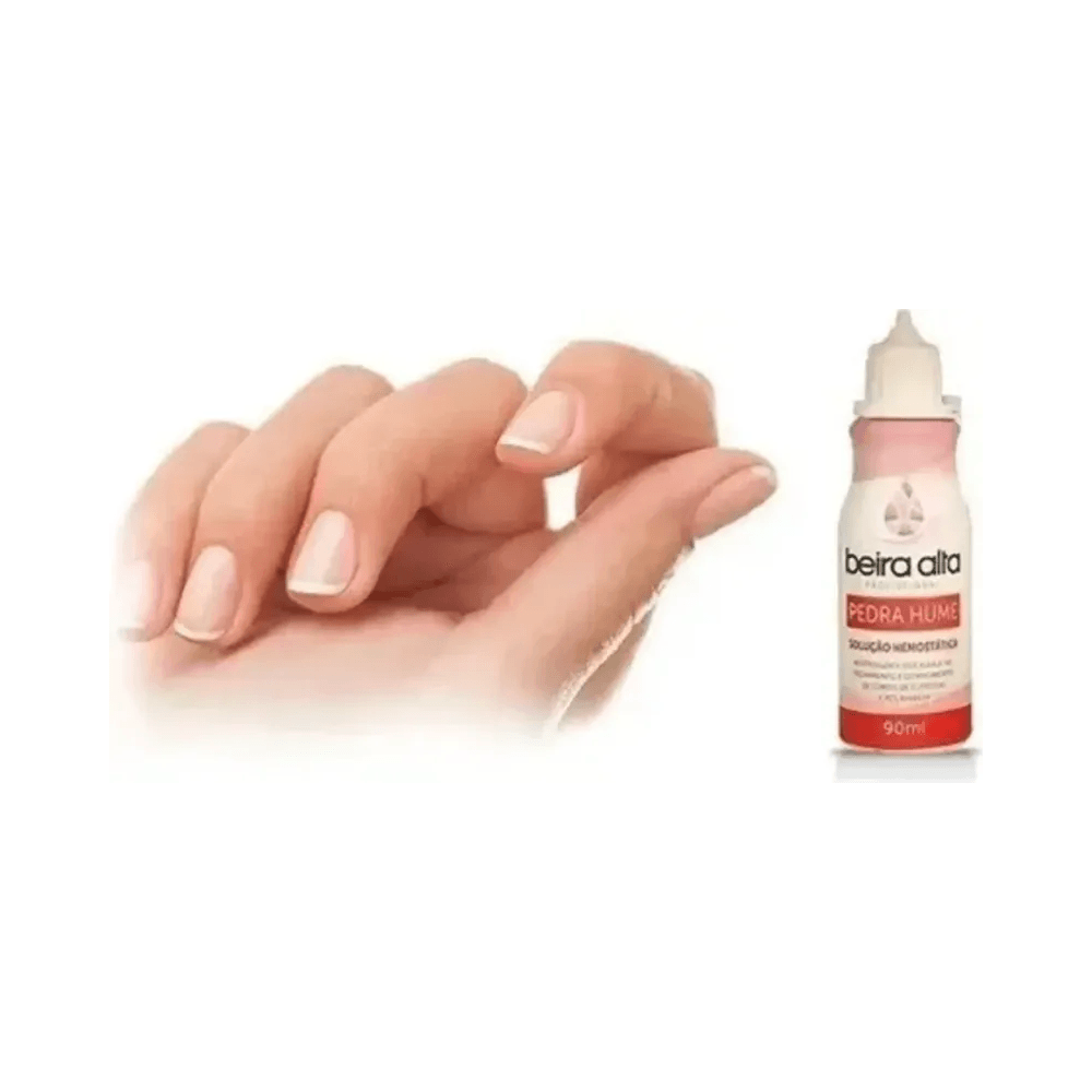 Composição com mão feminina e frasco Pedra Hume 90ml Beira Alta sobre fundo branco